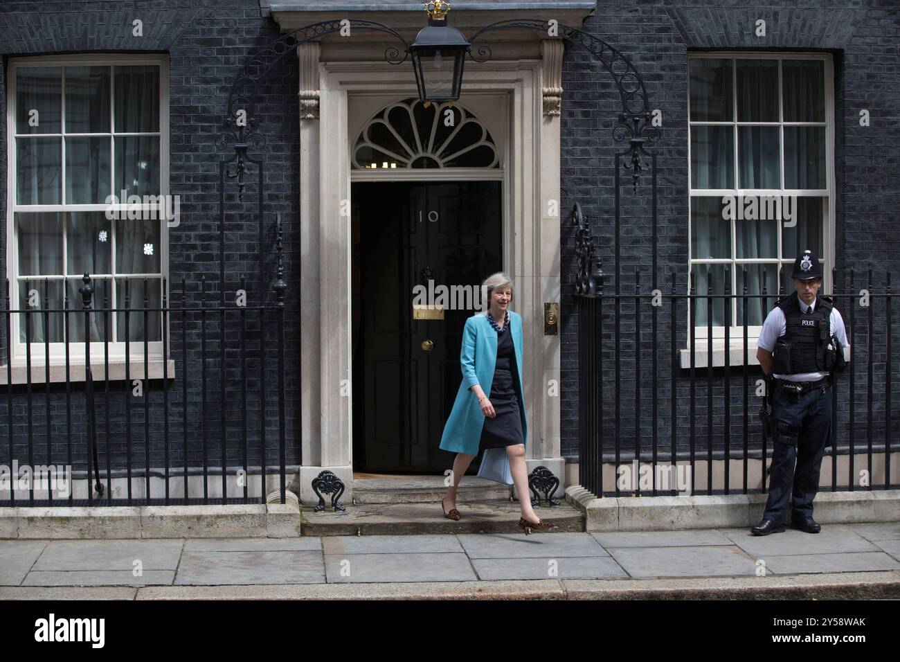 Theresa May ex primo ministro britannico, fuori dal numero 10 di Downing Street durante i suoi giorni di servizio come ministro del governo, Whitehall, Londra, Inghilterra, Regno Unito Foto Stock