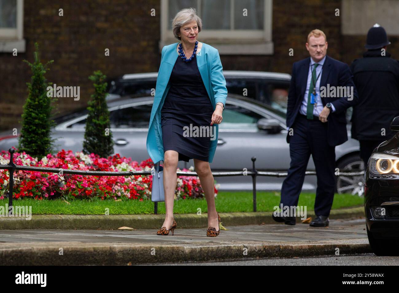 Theresa May ex primo ministro britannico, fuori dal numero 10 di Downing Street durante i suoi giorni di servizio come ministro del governo, Whitehall, Londra, Inghilterra, Regno Unito Foto Stock