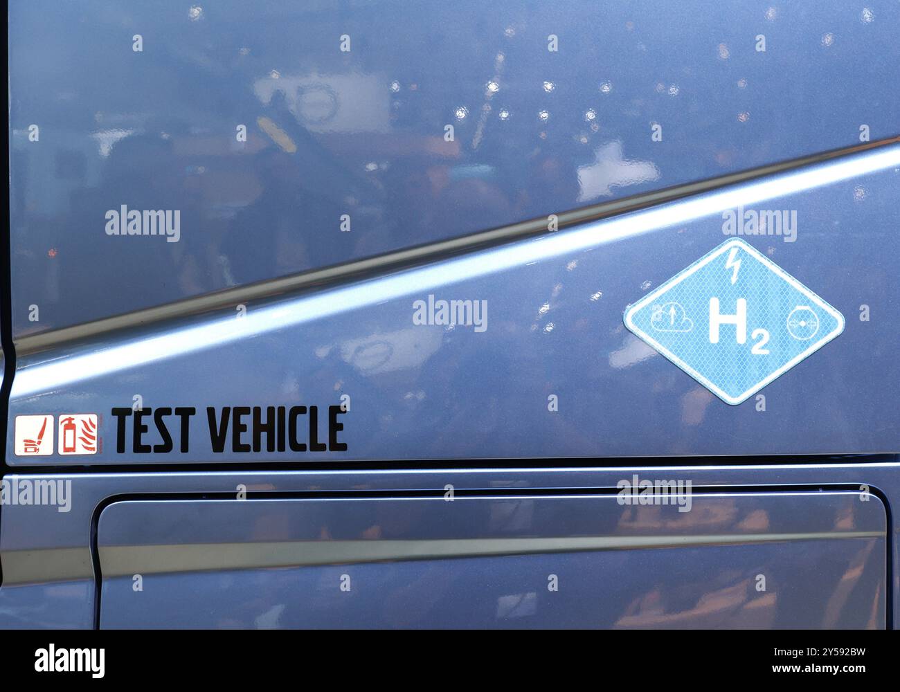 Logo delle pile a combustibile a idrogeno H2 su un veicolo Volvo alla fiera IAA Transportation, Hannover, 18/09/2024, Hannover, bassa Sassonia, Germania, Europa Foto Stock