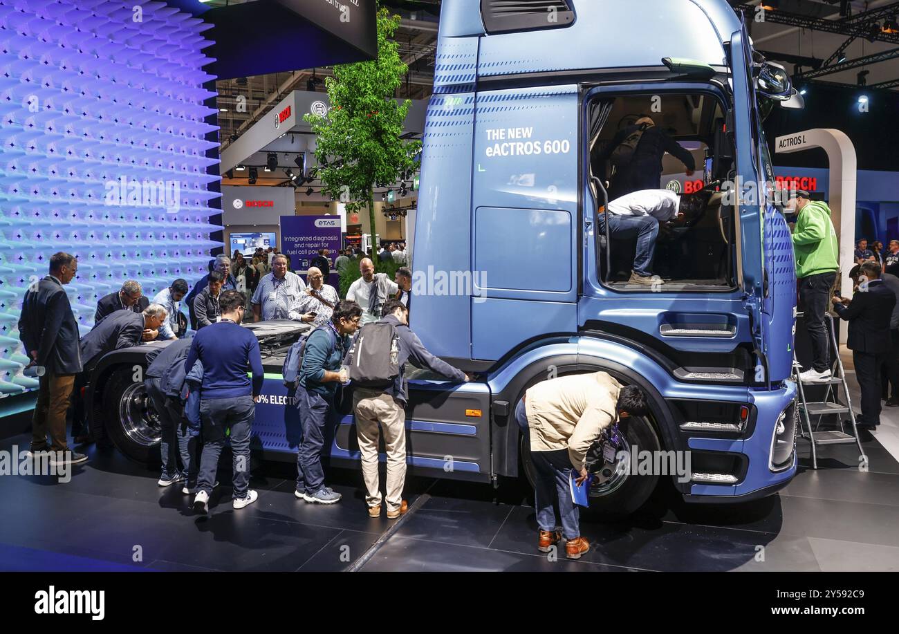 Veicolo elettrico Mercedes-Benz Trucks eActros600, Truck of the Year, fiera IAA Transportation, Hannover, 18/09/2024, Hannover, bassa Sassonia, Germania Foto Stock