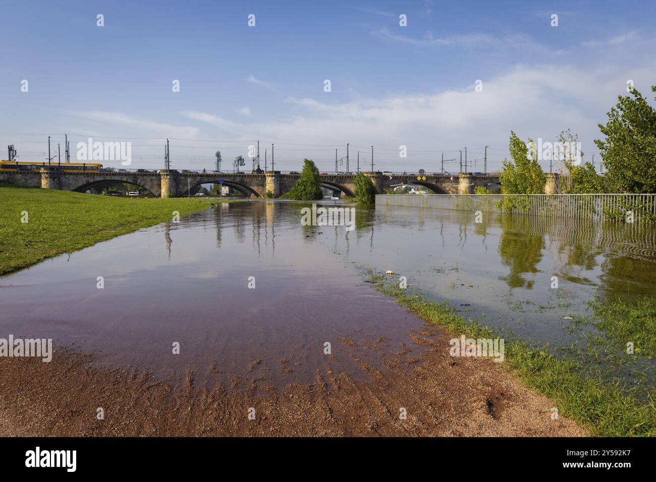 Un sistema di bassa pressione determinante per il clima si sta spostando dal nord Italia su una cosiddetta pista Vb attraverso l'Austria e la Repubblica Ceca verso la Polonia, portando Foto Stock