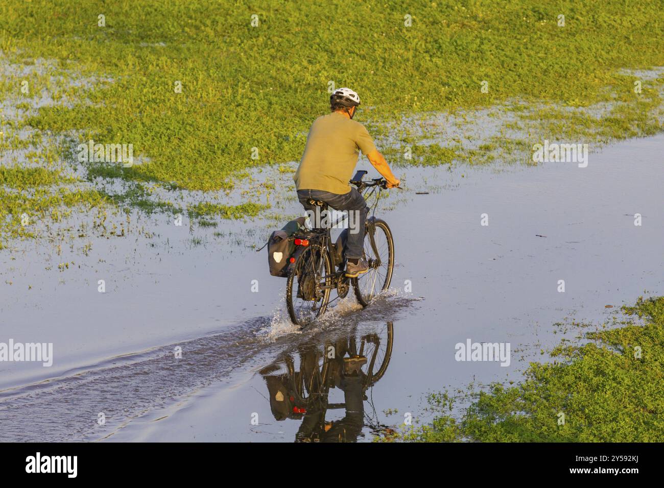 Un sistema di bassa pressione determinante per il clima si sta spostando dal nord Italia su una cosiddetta pista Vb attraverso l'Austria e la Repubblica Ceca verso la Polonia, portando Foto Stock