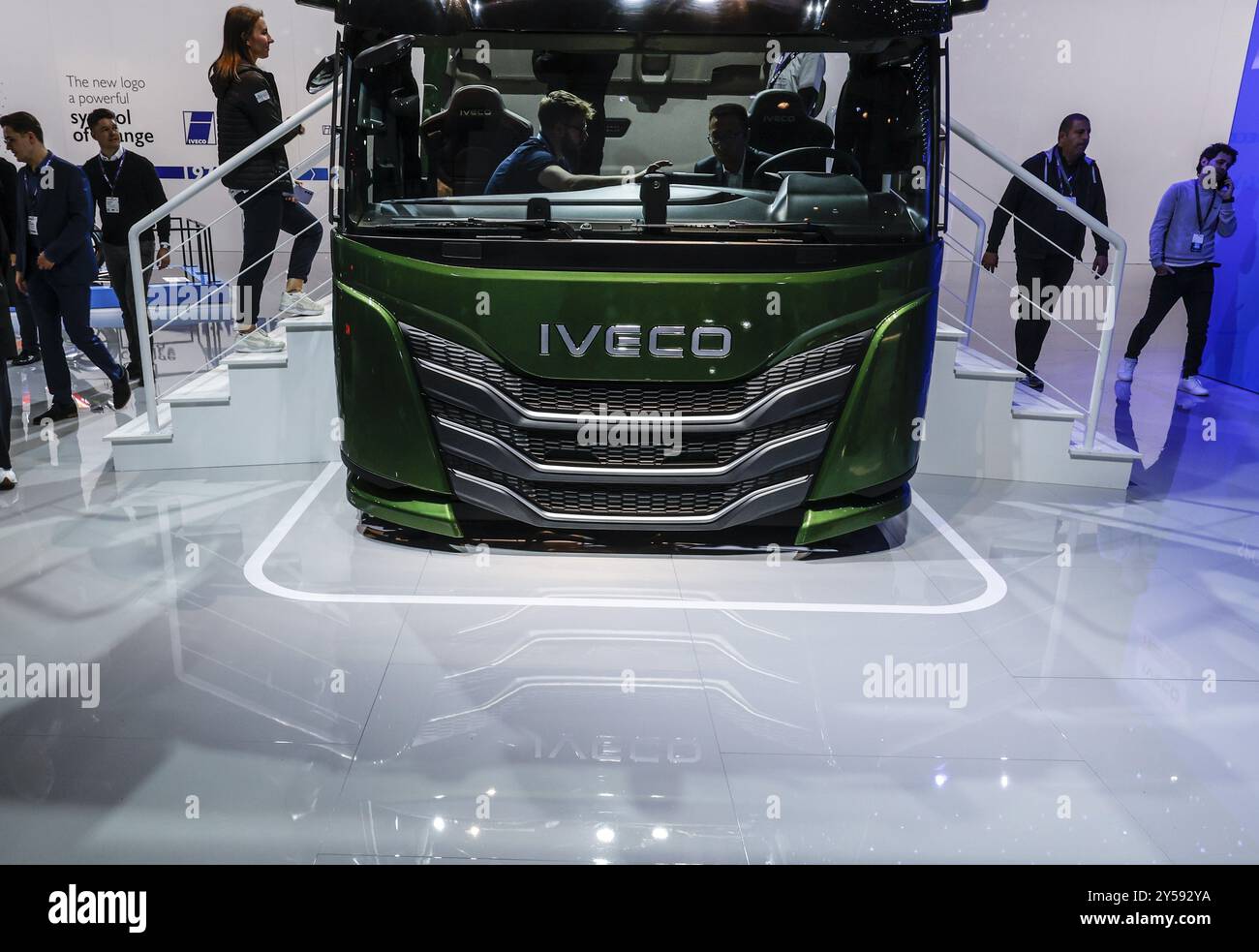 I visitatori della fiera IAA Transportation danno un'occhiata a un taxi IVECO, Hannover, 18/09/2024, Hannover, bassa Sassonia, Germania, Europa Foto Stock