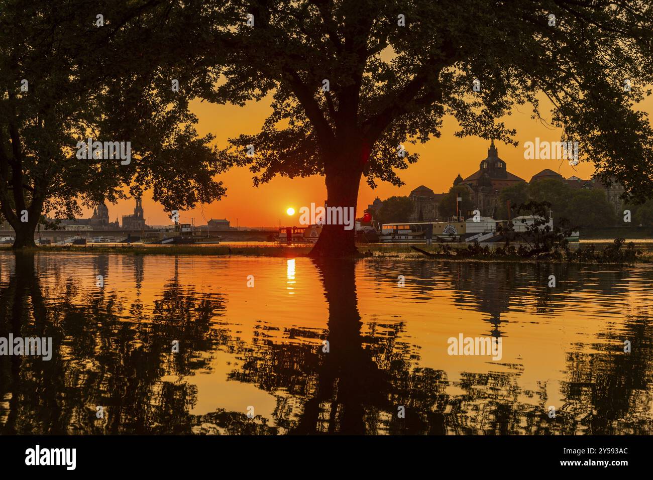 Un sistema di bassa pressione determinante per il clima si sta spostando dal nord Italia su una cosiddetta pista Vb attraverso l'Austria e la Repubblica Ceca verso la Polonia, portando Foto Stock