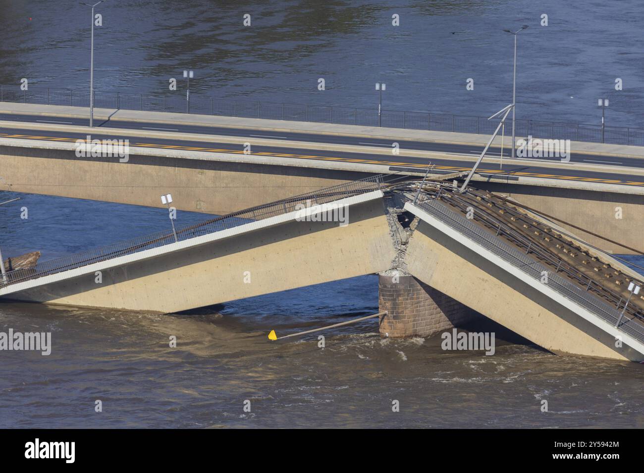 Nelle prime ore del mattino, una sezione del Ponte di Carola crollò per ragioni sconosciute. Su una lunghezza di circa 100 metri, la sezione su wh Foto Stock