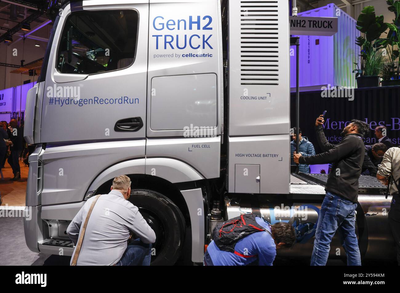 Camion con celle a combustibile Gen H2 Truck di Daimler Truck alla fiera IAA Transportation, Hannover, 18.09.2024., Hannover, bassa Sassonia, Germania, Europa Foto Stock