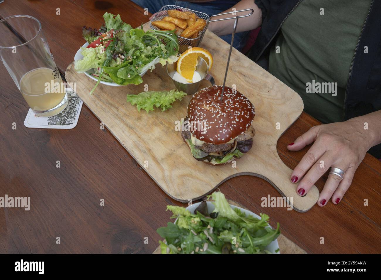 Hamburger vegetariano con patatine fritte e insalata servito su una tavola di legno, Baviera, Germania, Europa Foto Stock