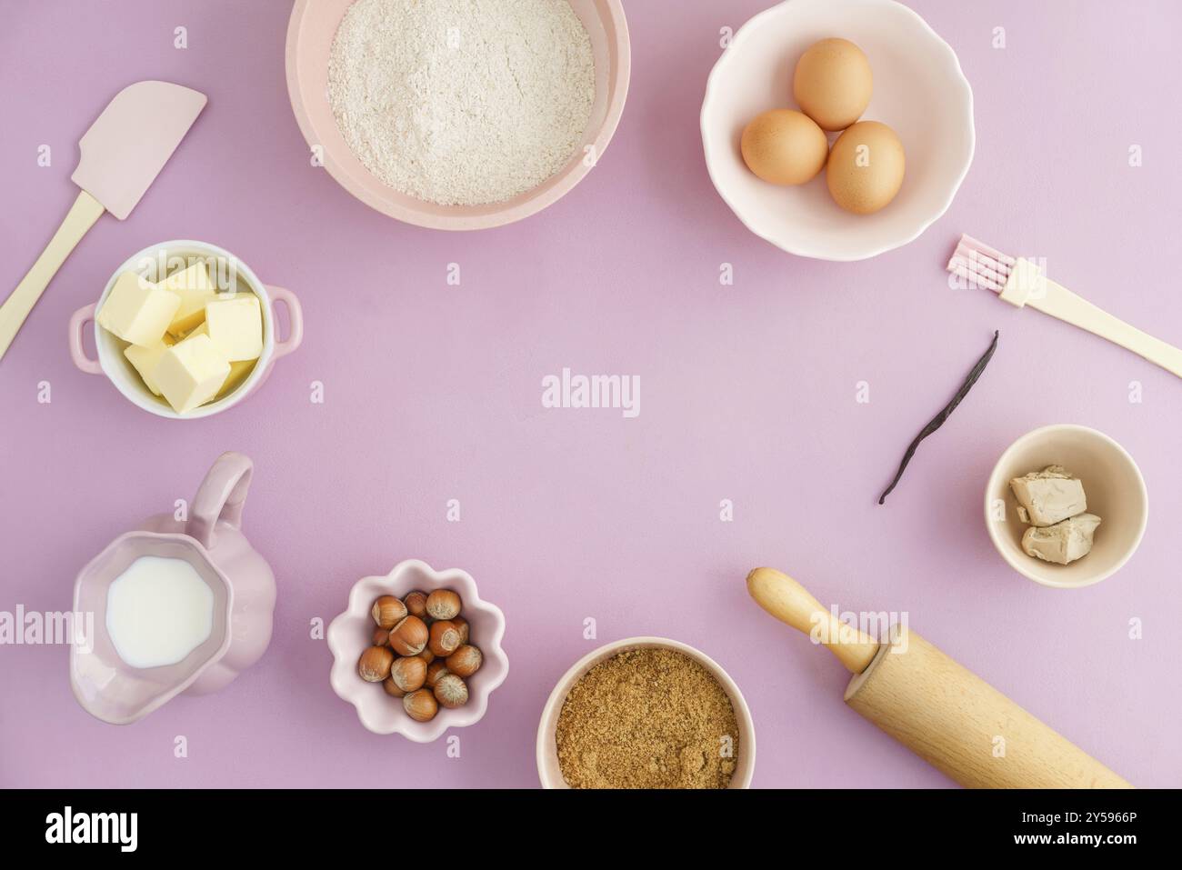 Raccolta di ingredienti e per cuocere con spazio di testo su sfondo rosa Foto Stock