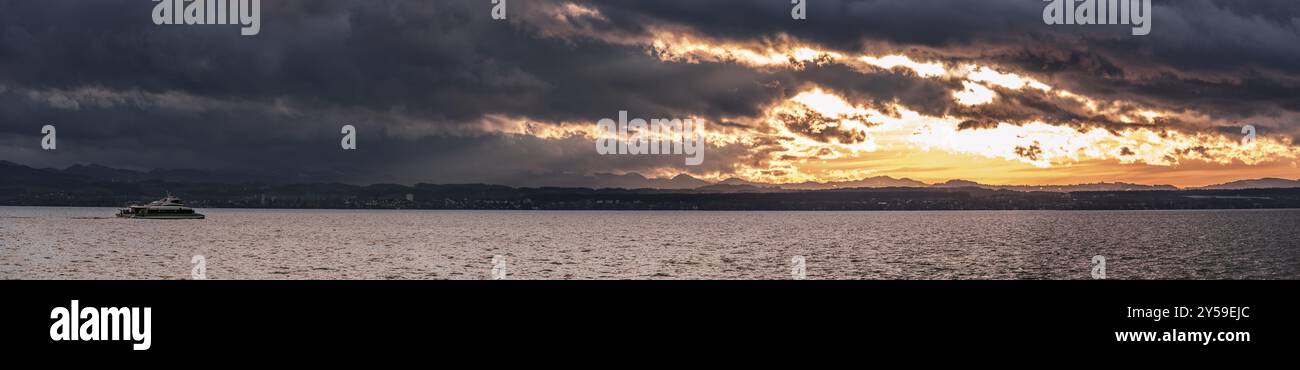 Panorama sul lago Bodensee al tramonto in una giornata nuvolosa di novembre, a Friedrichshafen, Germania, Europa Foto Stock