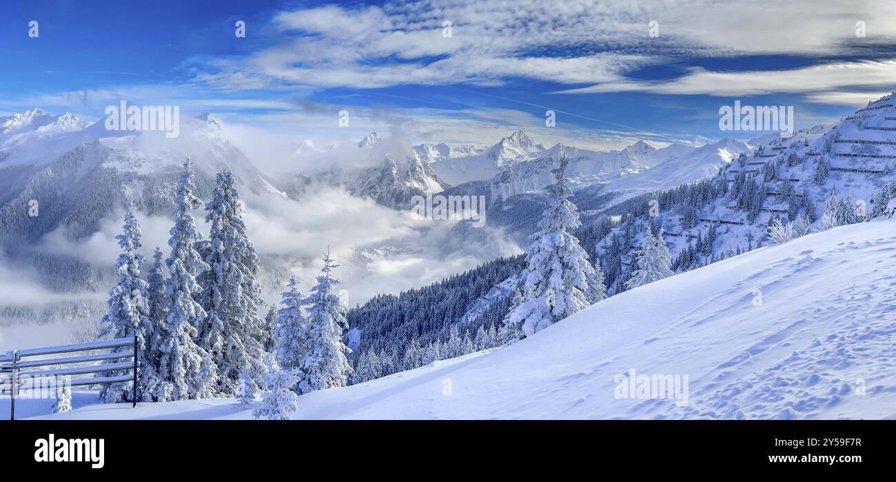 Paesaggio invernale innevato nel comprensorio sciistico Silvretta Montafon a Vorarlberg, Austria, Europa Foto Stock