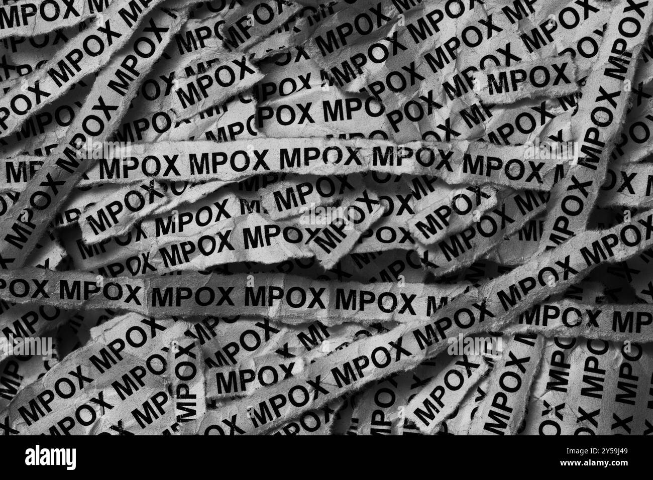 Strisce di giornali con le parole Mpox scritte sopra. Bianco e nero. Primo piano. Foto Stock