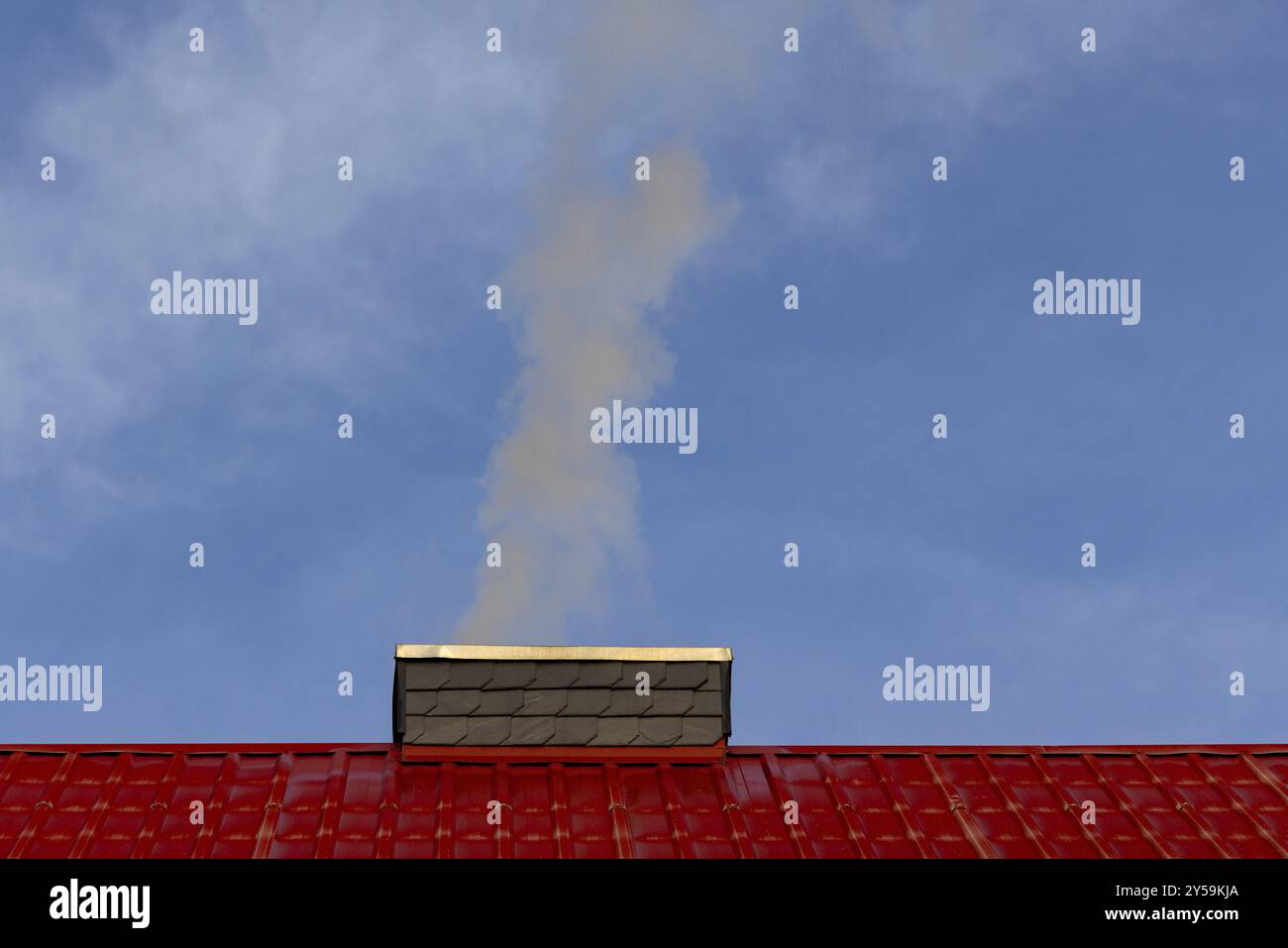 Camino fumante Casa unifamiliare inquinamento ambientale inquinamento atmosferico Foto Stock