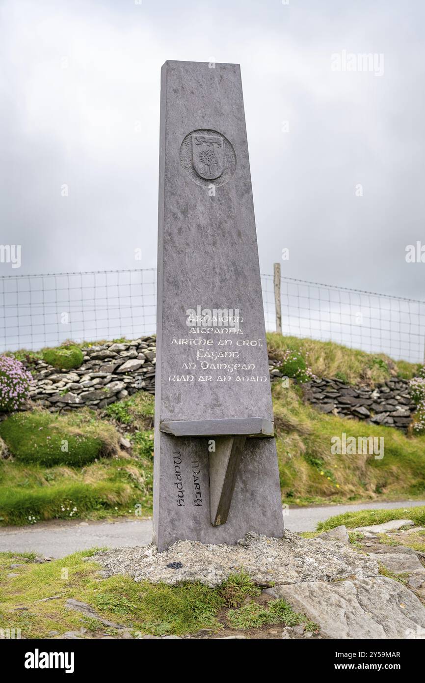 Dingle lascia un segno sul vostro marcatore di anima Oblisk alla spiaggia di Coumeenoole, contea di Kerry Foto Stock