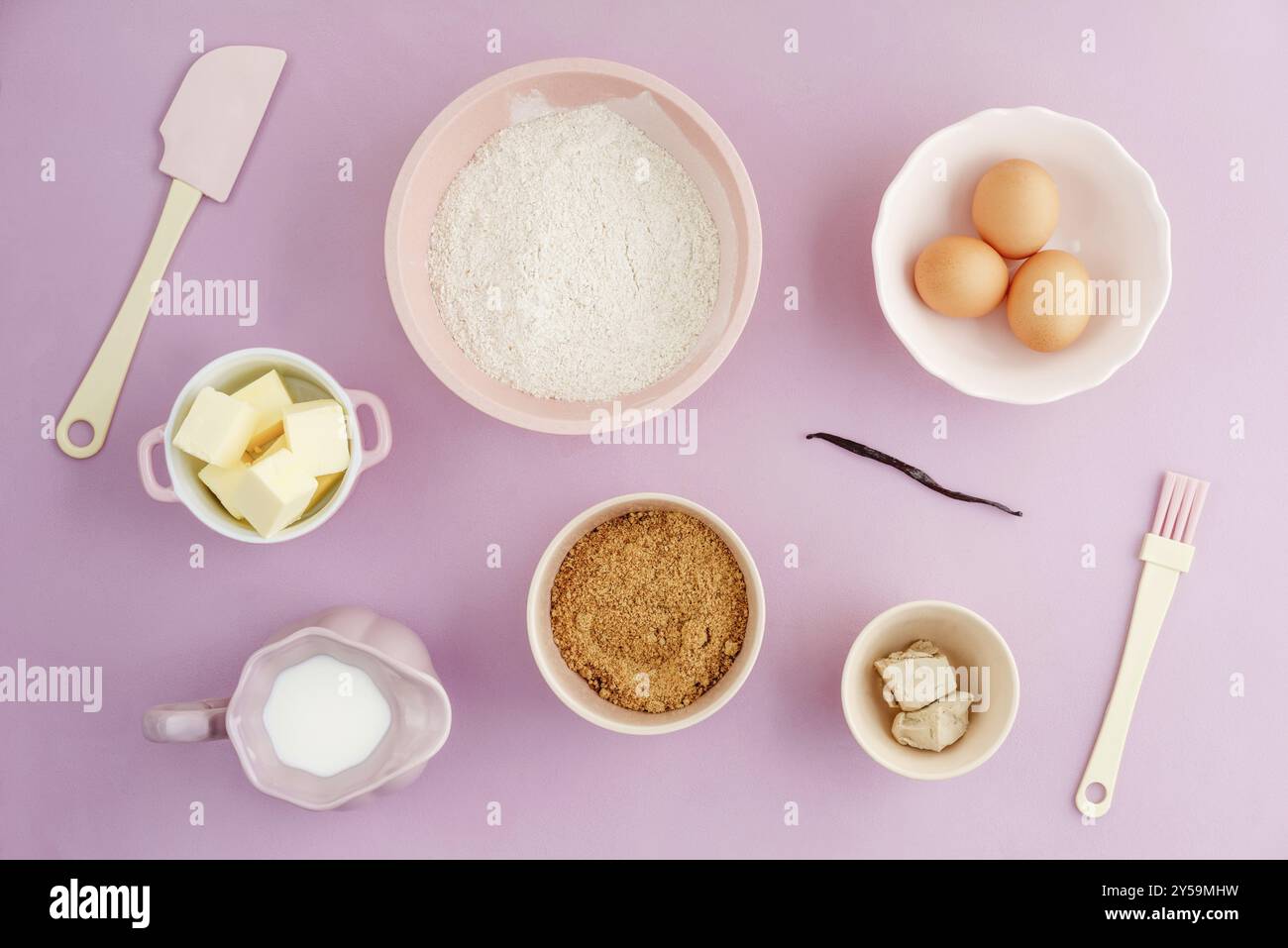 Raccolta degli ingredienti e cottura su sfondo rosa Foto Stock