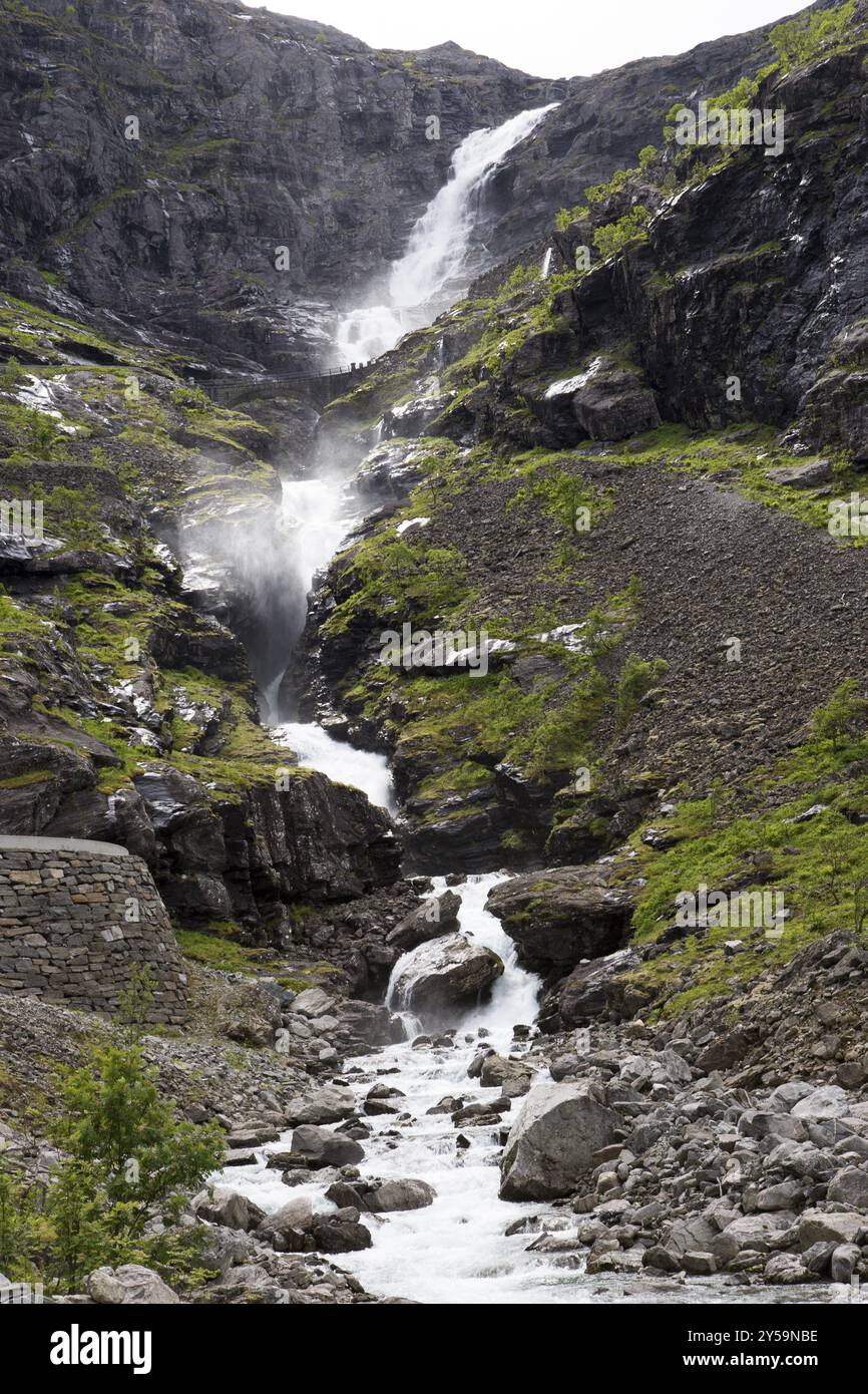 Un ruscello di montagna infuriante scorre lungo il Trollstigen in Norvegia Foto Stock