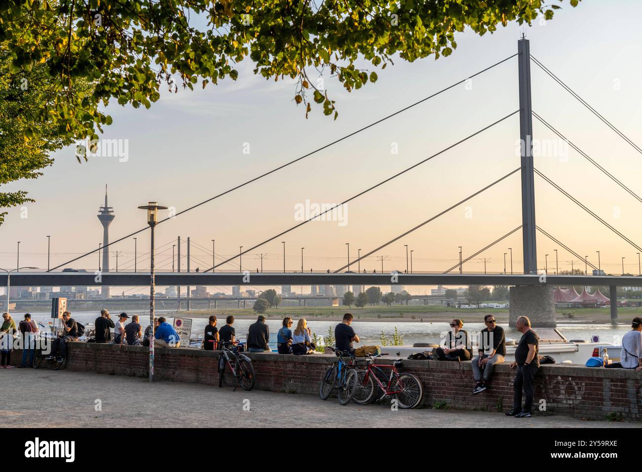 Rheinpromenade am Joseph-Beuys-Ufer, Blick auf die Oberkassler Brücke, fortuna Büdchen, Kiosk am Rheinufer, Beliebter Treff, besonders zum Sonnenuntergang, Düsseldorf, NRW, Deutschland Rheinufer Düsseldorf *** passeggiata sul Reno su Joseph Beuys Ufer, vista di Oberkassler Brücke, fortuna Büdchen, chiosco sulle rive del Reno, popolare luogo d'incontro, specialmente al tramonto, Düsseldorf, NRW, Germania Rheinufer Düsseldorf Foto Stock