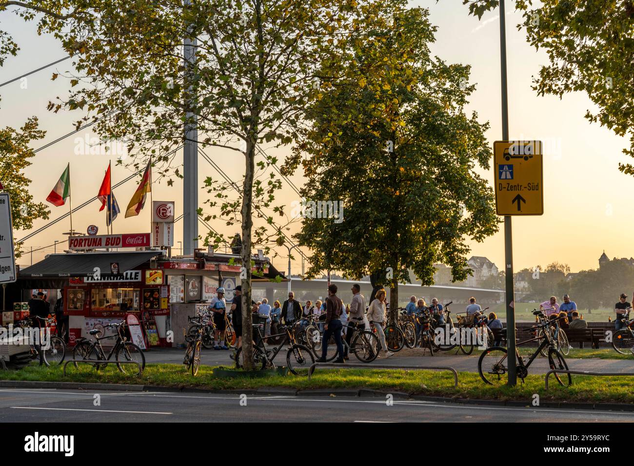 Rheinpromenade am Joseph-Beuys-Ufer, Blick auf die Oberkassler Brücke, fortuna Büdchen, Kiosk am Rheinufer, Beliebter Treff, besonders zum Sonnenuntergang, Düsseldorf, NRW, Deutschland Rheinufer Düsseldorf *** passeggiata sul Reno su Joseph Beuys Ufer, vista di Oberkassler Brücke, fortuna Büdchen, chiosco sulle rive del Reno, popolare luogo d'incontro, specialmente al tramonto, Düsseldorf, NRW, Germania Rheinufer Düsseldorf Foto Stock