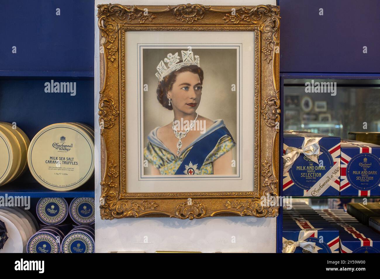Titolare del Royal Warrant Charbonnel et Walker's in Old Bond Street Store, Londra Regno Unito Foto Stock