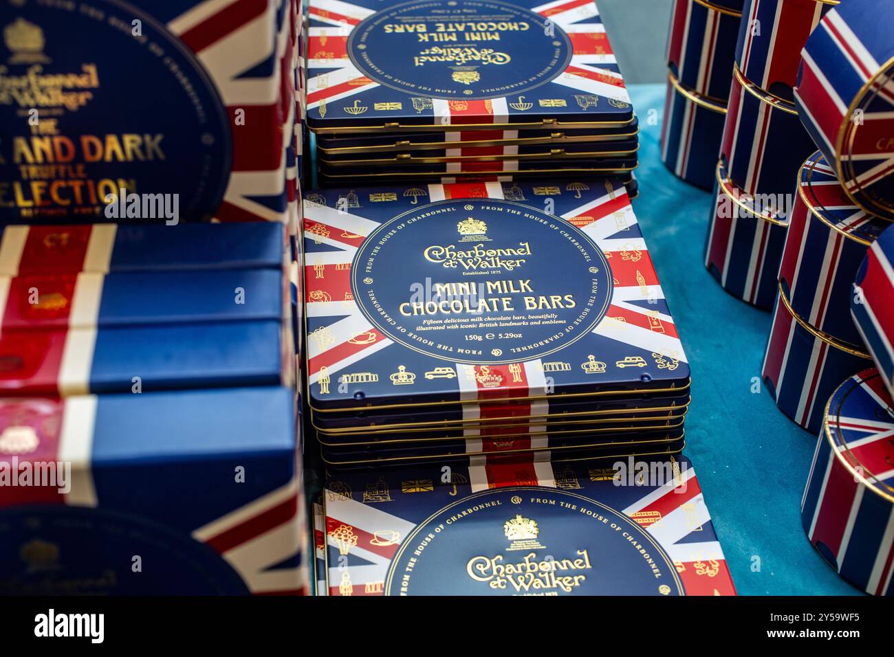 Scatole di cioccolato Charbonnel et Walker in esposizione Old Bond Street Store , Londra Regno Unito Foto Stock