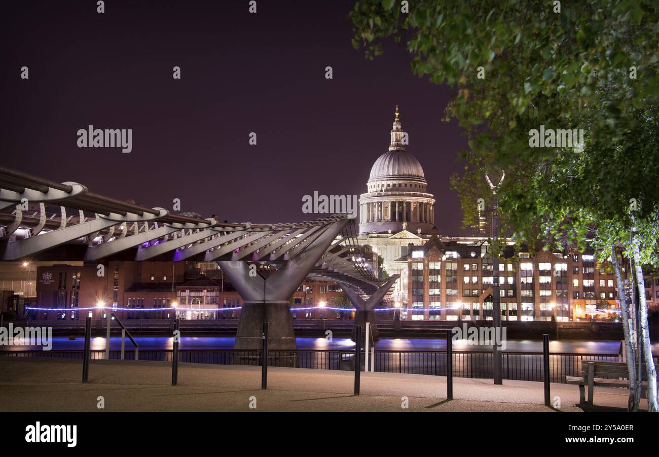 Millennium Bridge e la Cattedrale di St Paul London Foto Stock