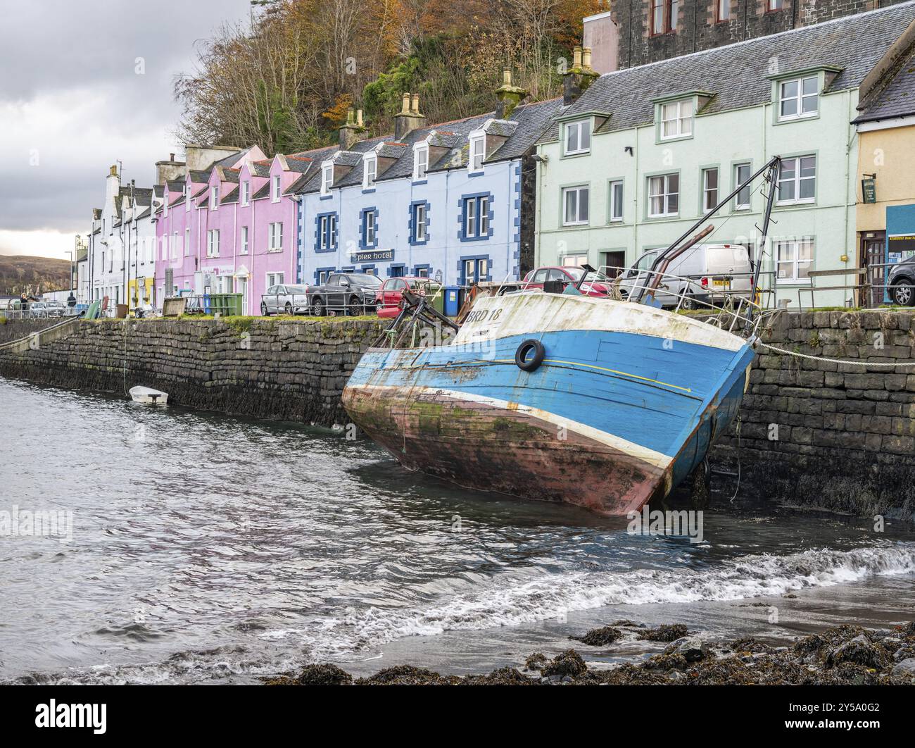 Peschereccio a terra nel porto, Portree Harbour, Isle of Skye, Highlands, Scozia, Regno Unito, Europa Foto Stock