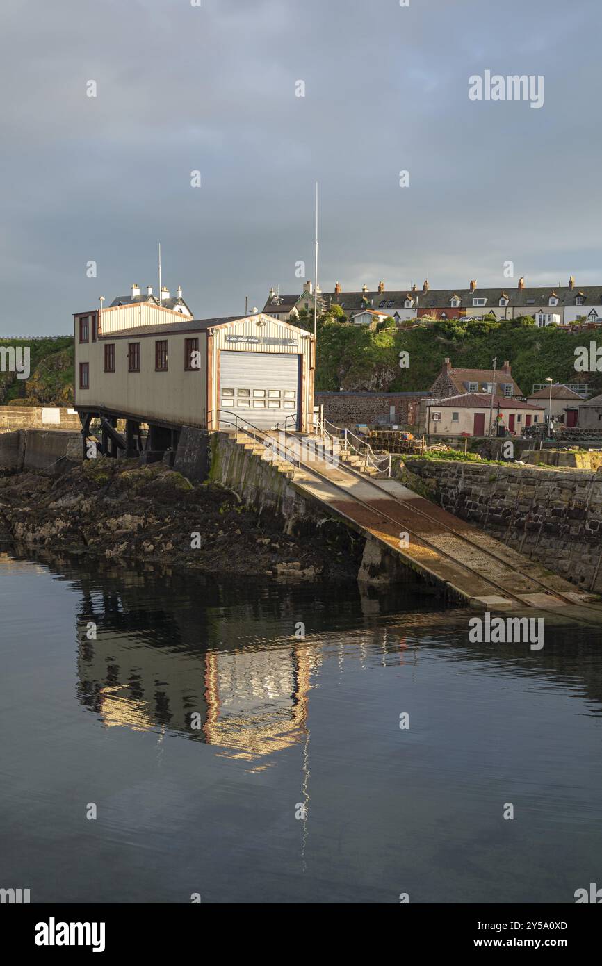 St Abbs Lifeboat Station Reflection, St Abbs, Scozia, Regno Unito, Europa Foto Stock