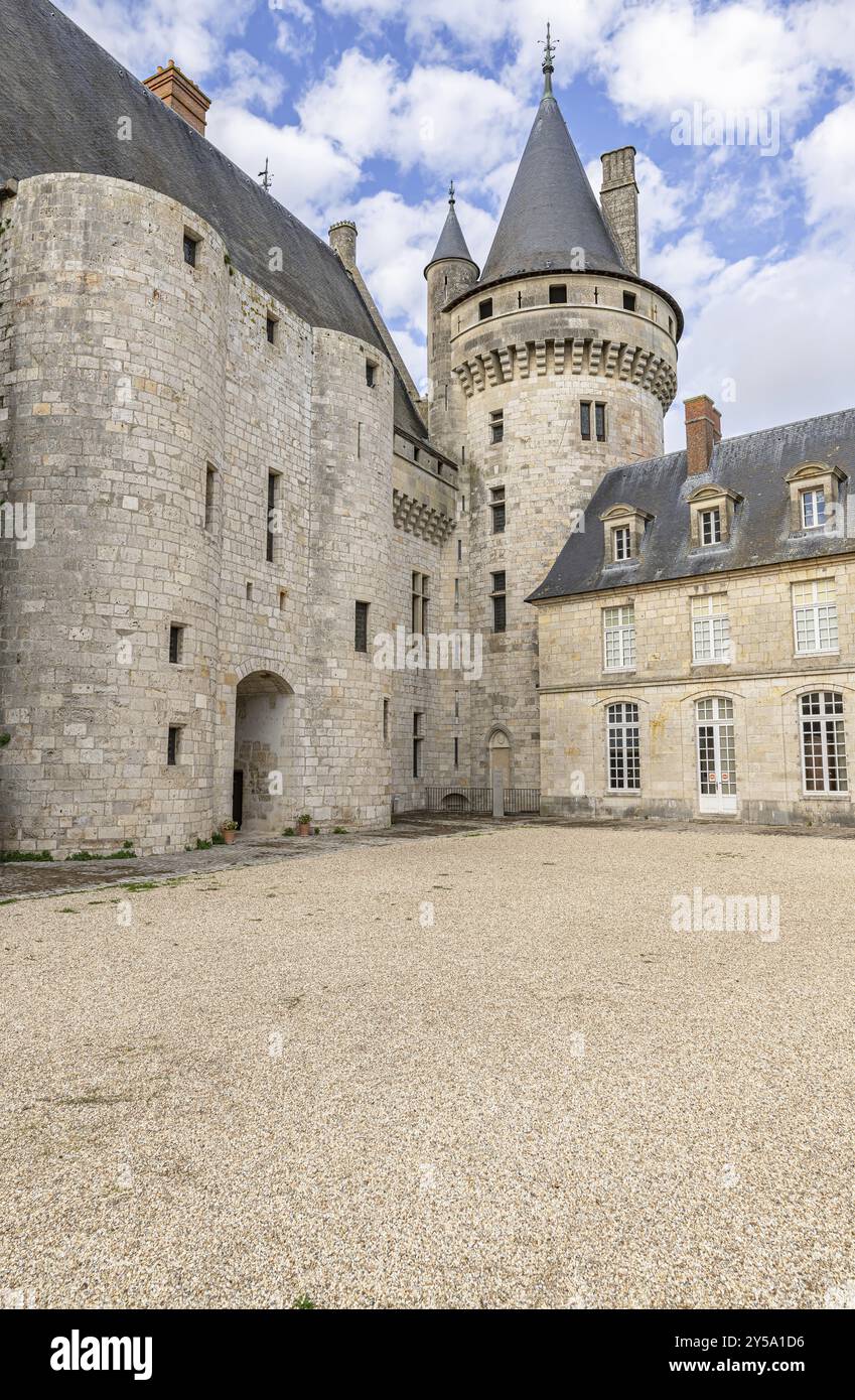 Il cortile interno dello Chateau de Sully-sur-Loire, Francia, Europa Foto Stock