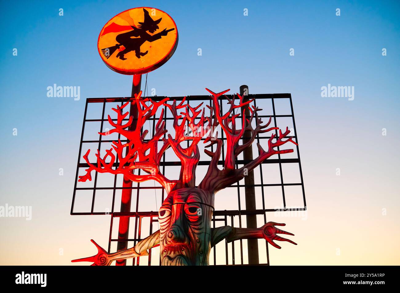 Luci di Blackpool autunno 2024. Albero in legno infestato e strega su scopa Foto Stock