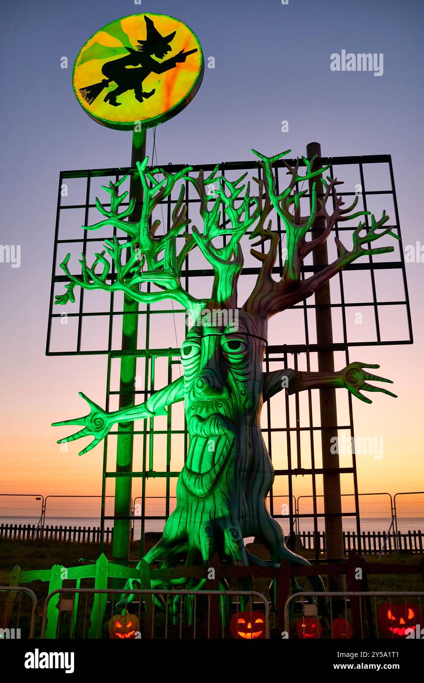 Luci di Blackpool autunno 2024. Albero in legno infestato e strega su scopa Foto Stock