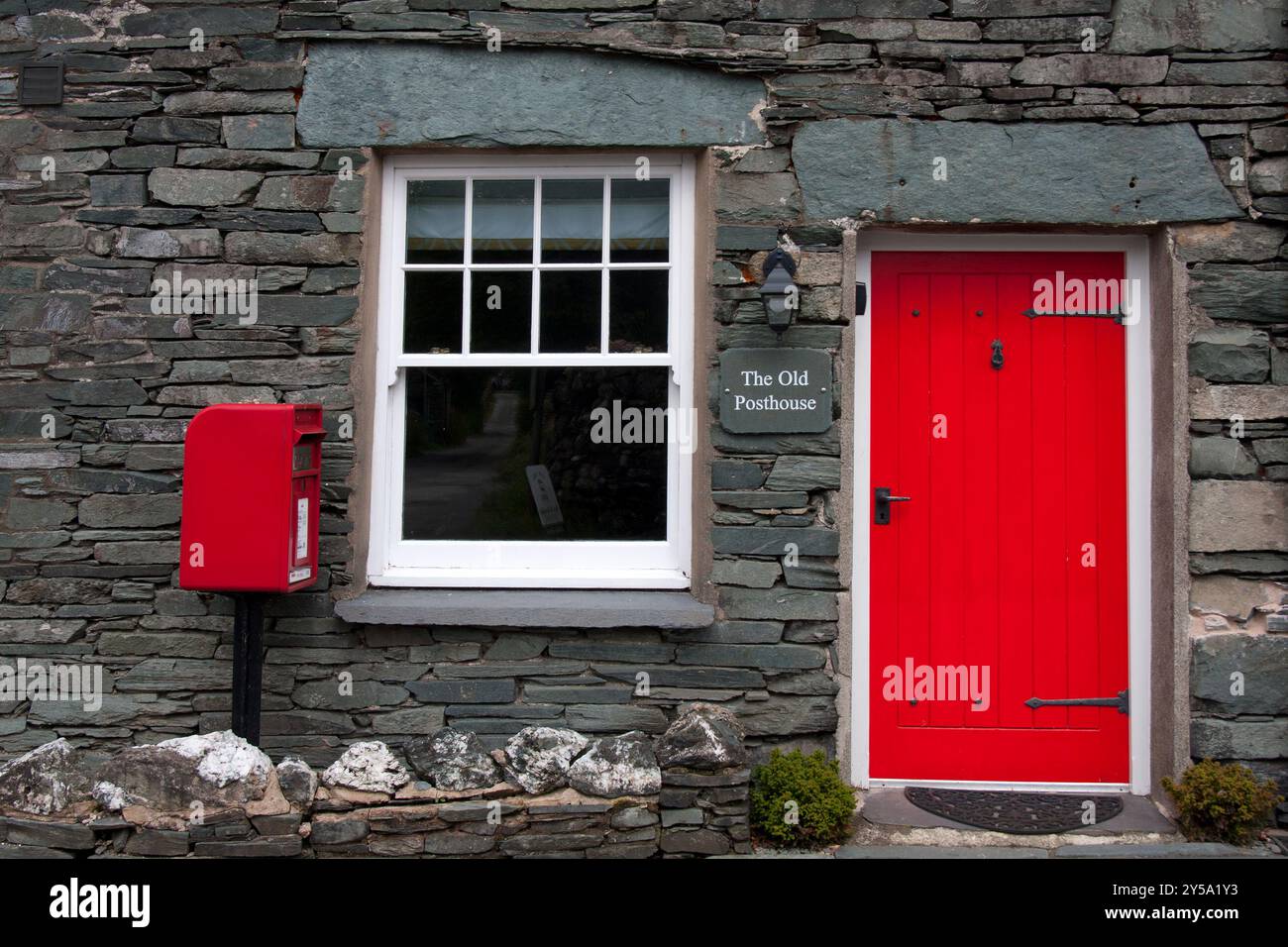 Ufficio postale Old Post House e cassetta delle lettere [CA12 119D], Rosthwaite, Borrowdale, Lake District, Cumbria, Inghilterra Foto Stock