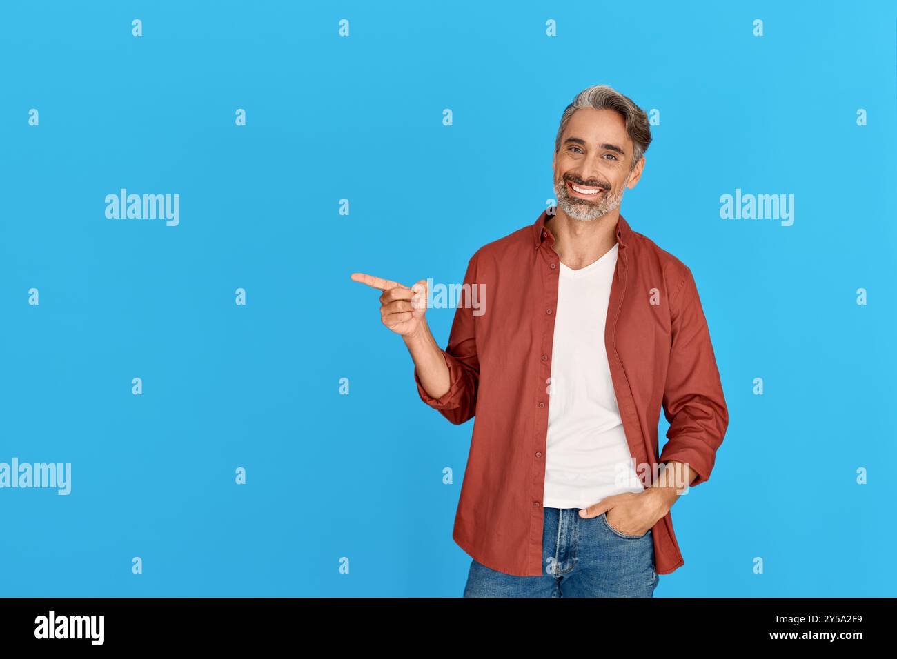 Buon vecchio casual uomo di mezza età che punta il dito a parte promozione pubblicitaria. Foto Stock