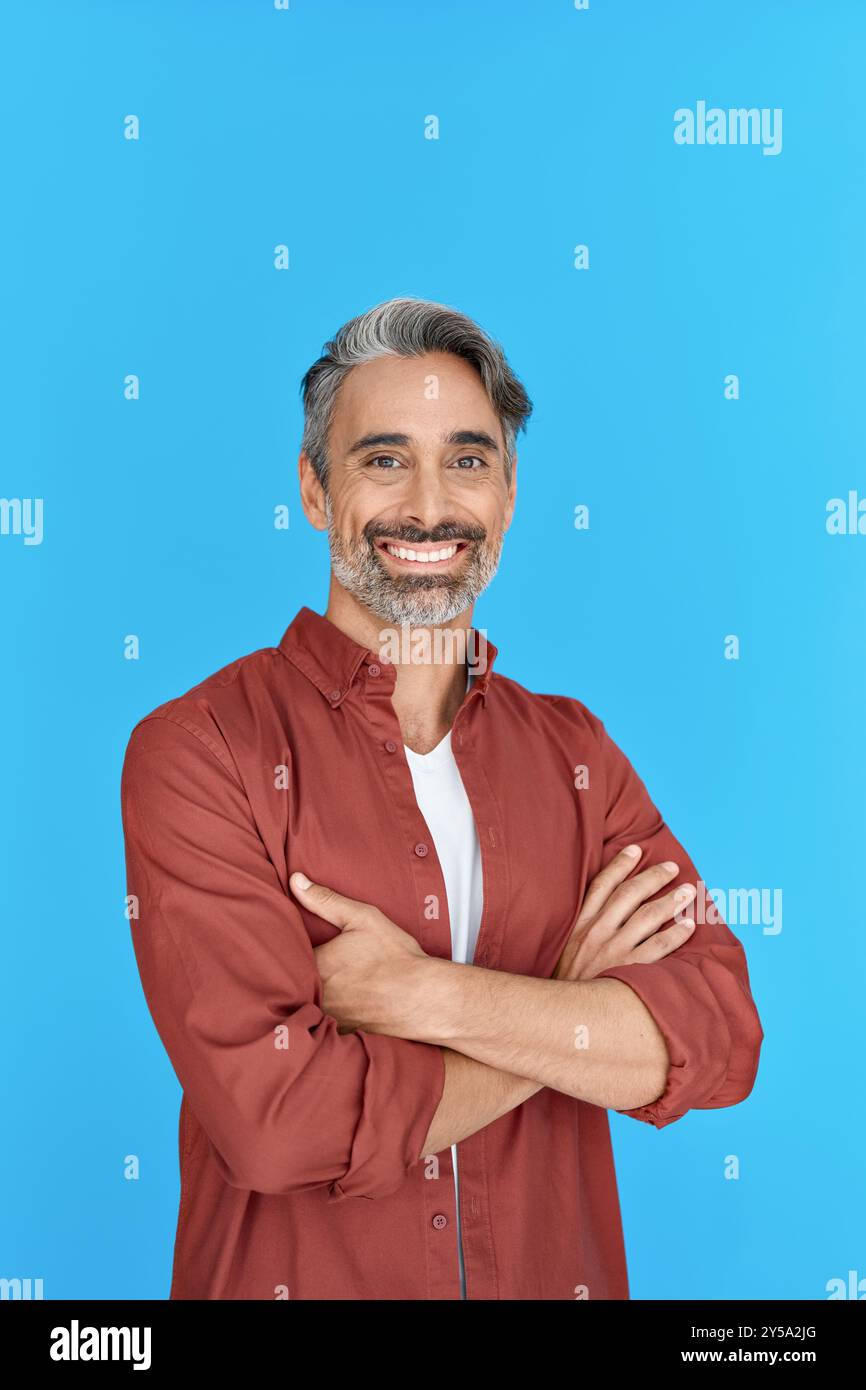 Uomo felice di mezza età isolato su sfondo blu. Verticale verticale. Foto Stock