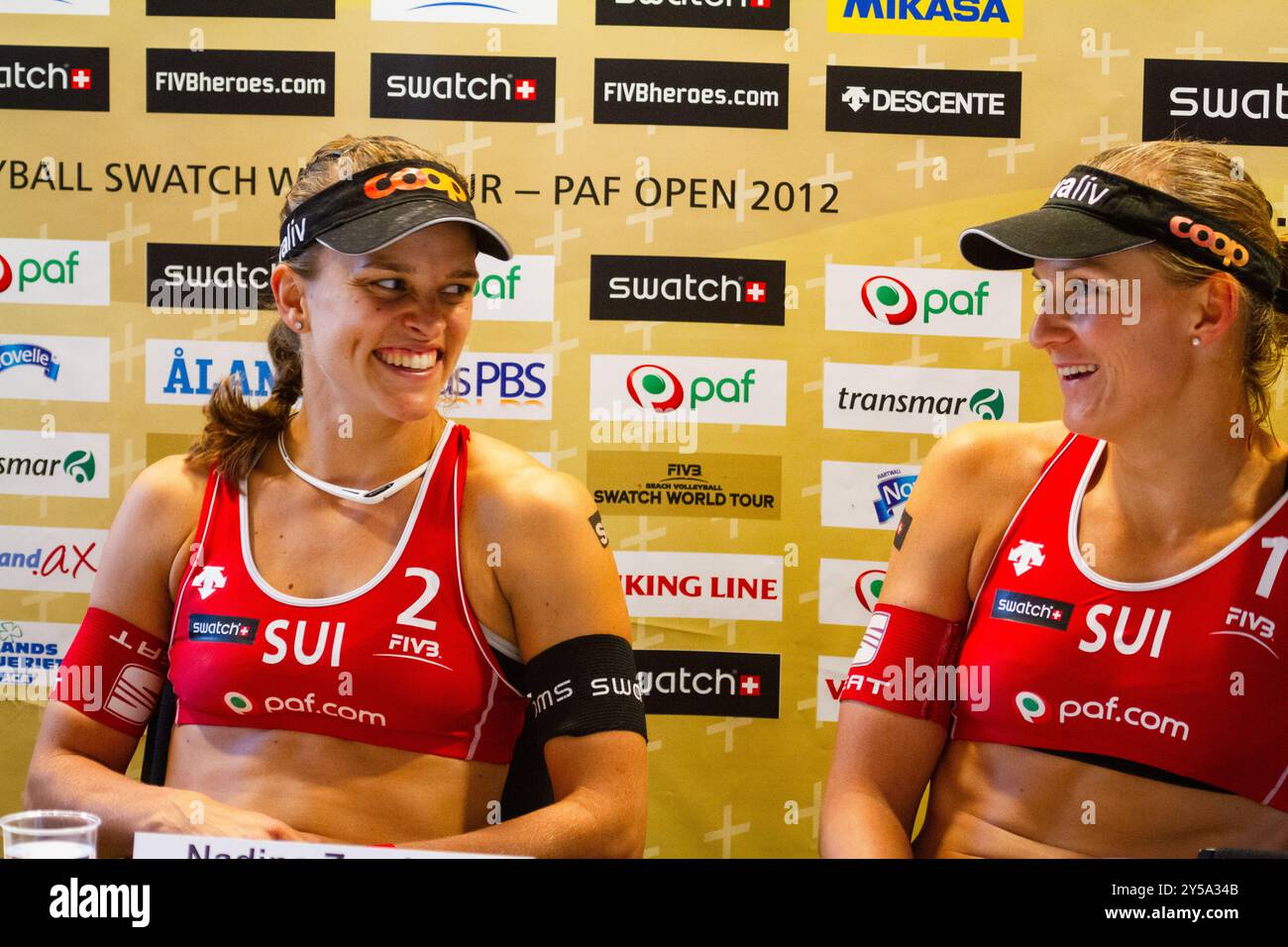SEMIFINALE CONFERENZA STAMPA, PAF OPEN 2012 Katrin Holtwick (1) e Ilka Semmler (2) della Germania (in bianco) hanno battuto Simone Kuhn (1) e Nadine Zumkehr (2) della Svizzera (in rosso, nella foto) nella semifinale del 1 settembre 2012 per prenotare il loro posto nella finale del PAF Open a Mariehamn, Åland, Finlandia. Fotografia: Rob Watkins. INFO: Tra il 2009-2013 il PAF Open Beach Volley è stato un torneo annuale che si è tenuto a Mariehamn, Åland, Finlandia. Ha attirato le migliori squadre e giocatori internazionali come parte della classifica ufficiale del FIVB World Tour, mostrando pallavolo da spiaggia di alto livello. Foto Stock