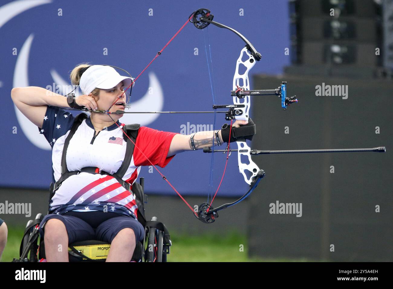 Tracy otto degli Stati Uniti nella Para Archery - Women's Individual W1 Competition all'Esplanade des Invalides, 2024 Giochi Paralimpici, Parigi, Francia. Foto Stock