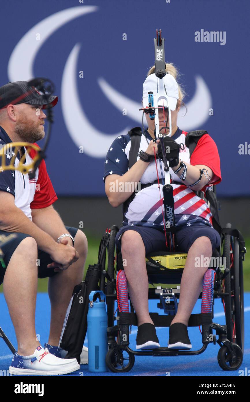 Tracy otto degli Stati Uniti nella Para Archery - Women's Individual W1 Competition all'Esplanade des Invalides, 2024 Giochi Paralimpici, Parigi, Francia. Foto Stock
