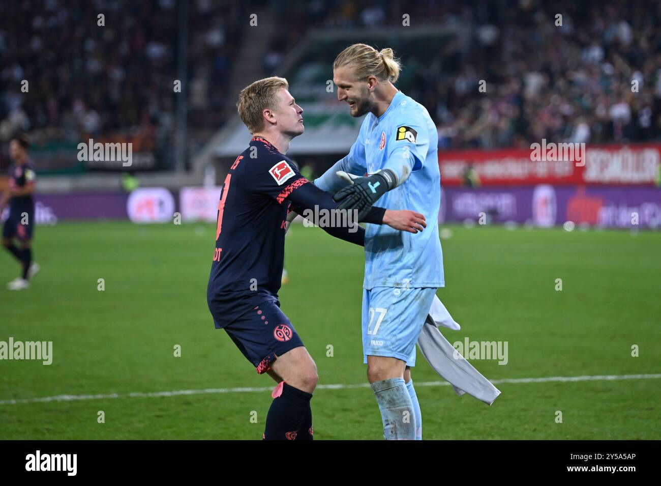 GER, Bayern, Augsburg, Fussball, FC Augsburg - 1. FSV Mainz 05, in der WWK Arena, Augusta, 4. Spieltag, 20.09.24, v.l. Jonathan Burkardt (1.FSV Mainz 05, 29), Robin Zentner (1.FSV Mainz 05, 27), i regolamenti Jubel DFL/DFB vietano qualsiasi uso di fotografie come sequenze di immagini e/o quasi-video, Foto Stock