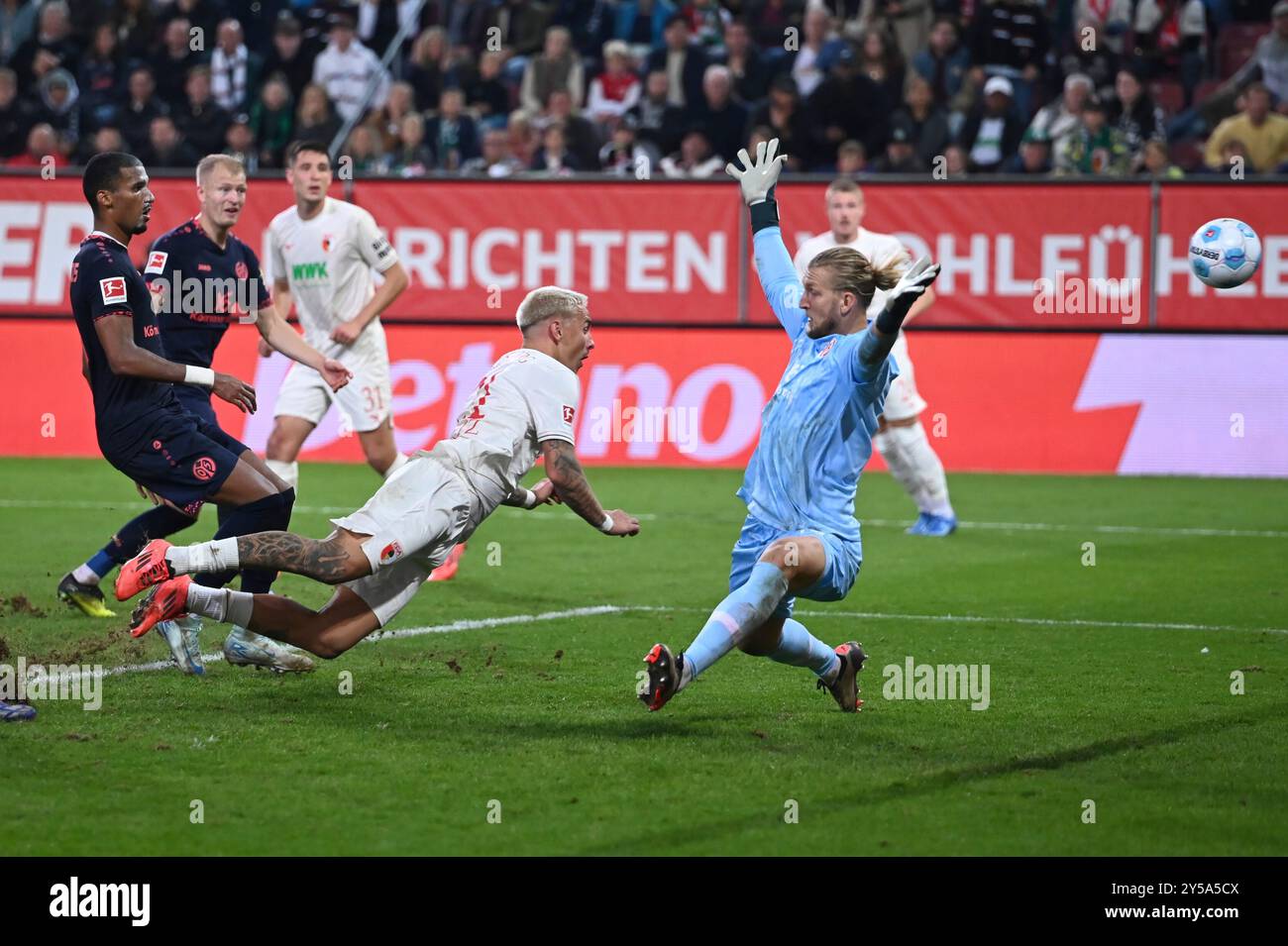 GER, Bayern, Augsburg, Fussball, FC Augsburg - 1. FSV Mainz 05, in der WWK Arena, Augusta, 4. Spieltag, 20.09.24, v.l. phillip Tietz (FC Augsburg, 21), Robin Zentner (1.FSV Mainz 05, 27), i regolamenti Flugkopfball DFL/DFB vietano qualsiasi uso di fotografie come sequenze di immagini e/o quasi-video, Foto Stock