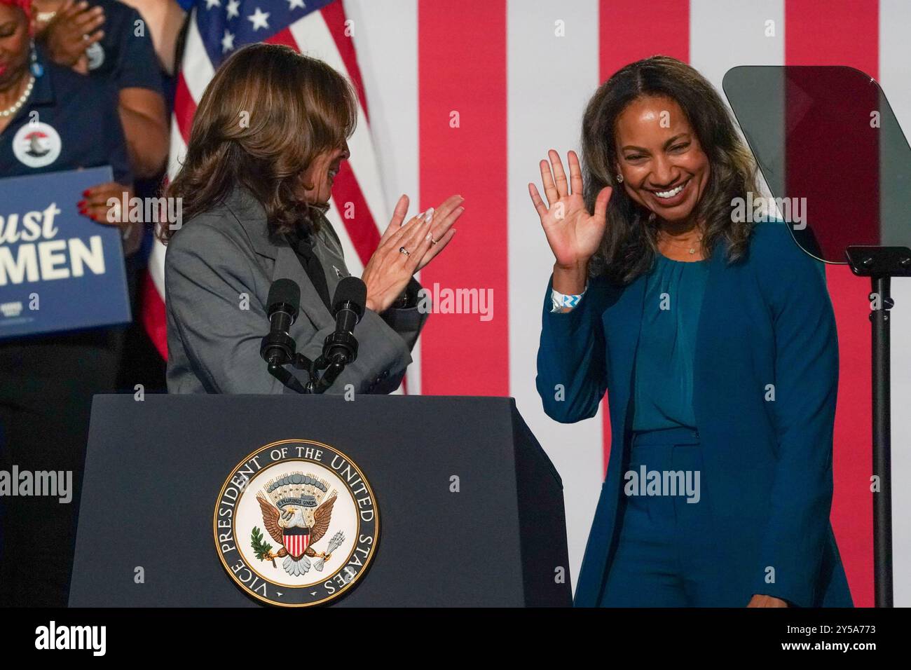 ATLANTA, GEORGIA - 20 SETTEMBRE: Il Dr. Keisha L. Reddick, MD, presenta il Vice Presidente degli Stati Uniti e candidata presidenziale democratica Kamala Harris al Cobb Energy Performing Arts Centre il 20 settembre 2024 ad Atlanta, Georgia. (Foto di Julia Beverly/Alamy Live News) Foto Stock