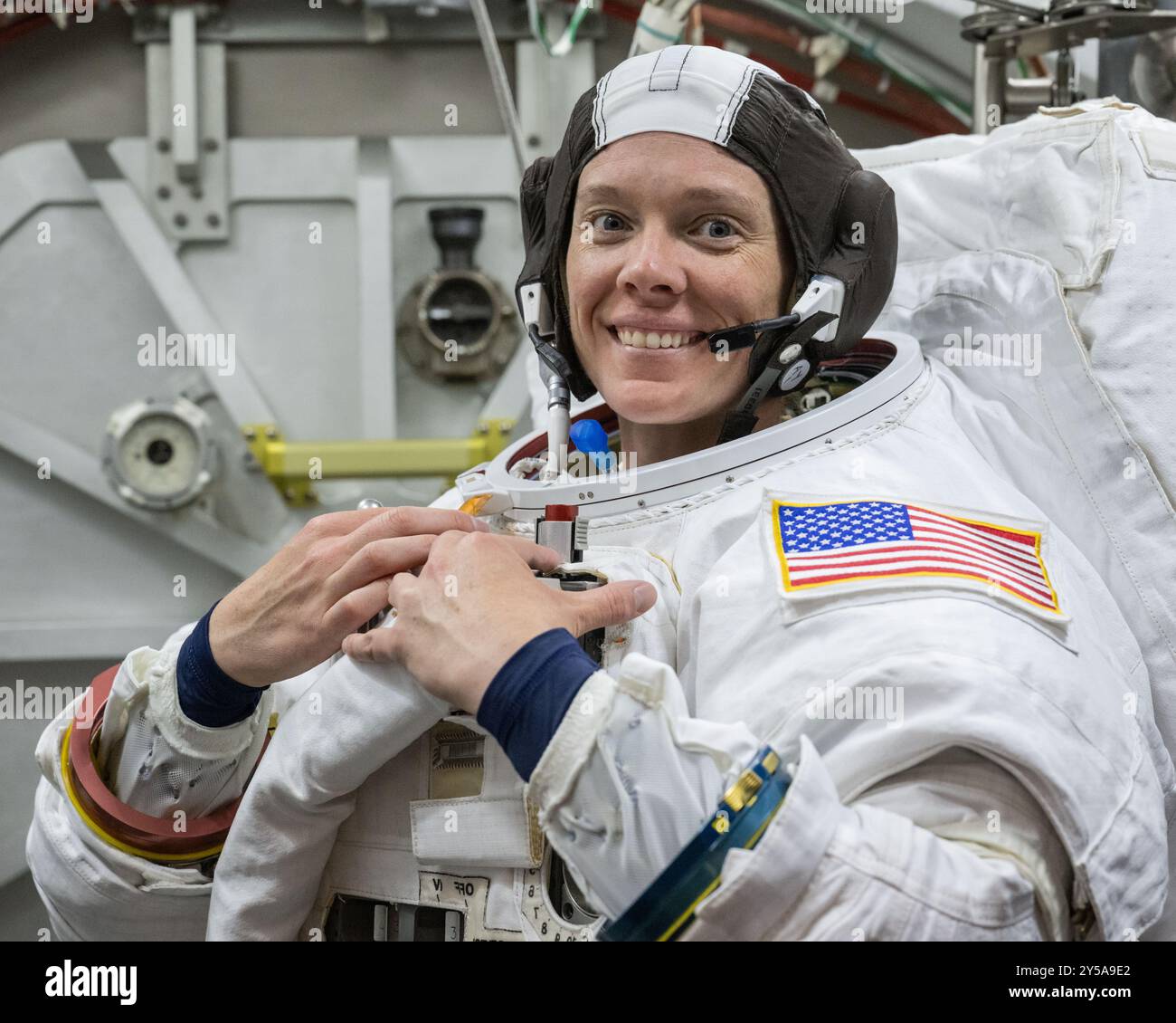 Houston, Stati Uniti. 12 agosto 2024. L'astronauta della NASA e il pilota della SpaceX Crew-10 Nichole Ayers adattano la sua tuta spaziale per l'addestramento alla spacewalk presso il Neutral Buoyancy Laboratory del Johnson Space Center, 12 agosto 2024, a Houston, Texas. Credito: Bill Stafford/NASA Photo/Alamy Live News Foto Stock