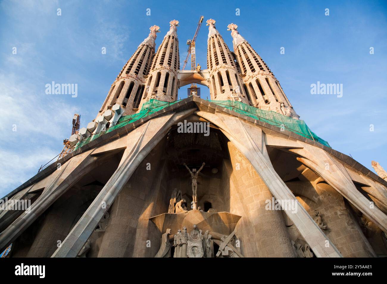 La Sagrada Familia mette in mostra intricate torri e facciate scolpite a Barcellona, mettendo in risalto Gaudís visione architettonica unica. Foto Stock