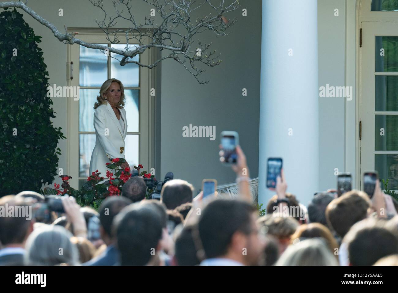 Washington, Stati Uniti. 20 settembre 2024. La First Lady statunitense Dr. Jill Biden esce dall'ufficio ovale con il cast per consegnare commenti in occasione del 25° anniversario della serie televisiva The West Wing nel Rose Garden alla Casa Bianca di Washington DC venerdì 20 settembre 2024. (Foto di Annabelle Gordon/Sipa USA) credito: SIPA USA/Alamy Live News Foto Stock