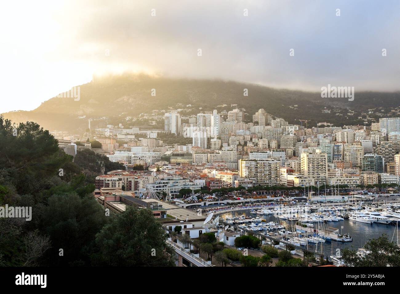 Vista sopraelevata di Monte Carlo al tramonto, con Port Hercule in primo piano, comune di Monaco Foto Stock