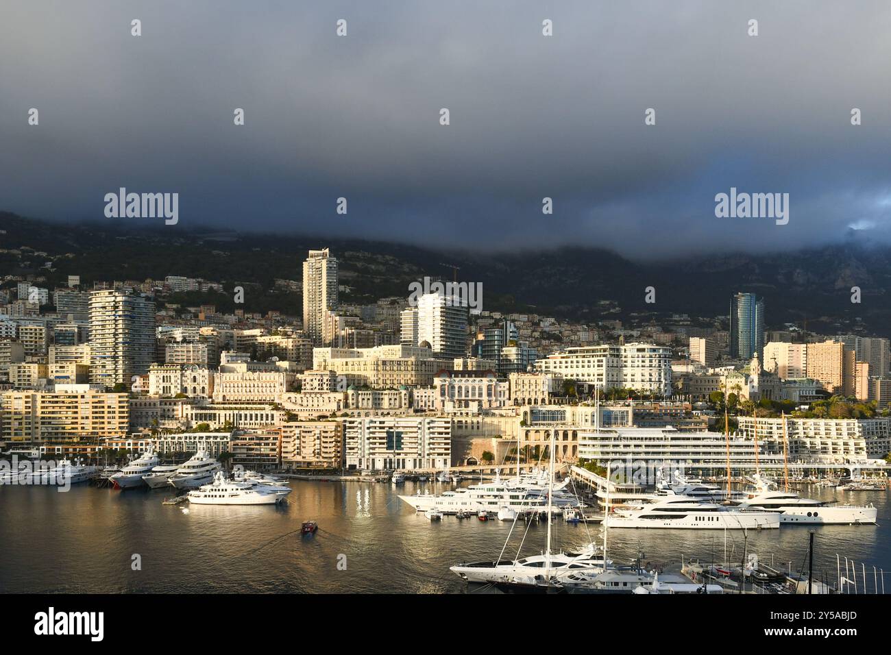 Vista di Monte Carlo con Porto Ercole, in uso fin dai tempi antichi e completamente ricostruito nel XX secolo, a Monte Carlo, Principato di Monaco Foto Stock