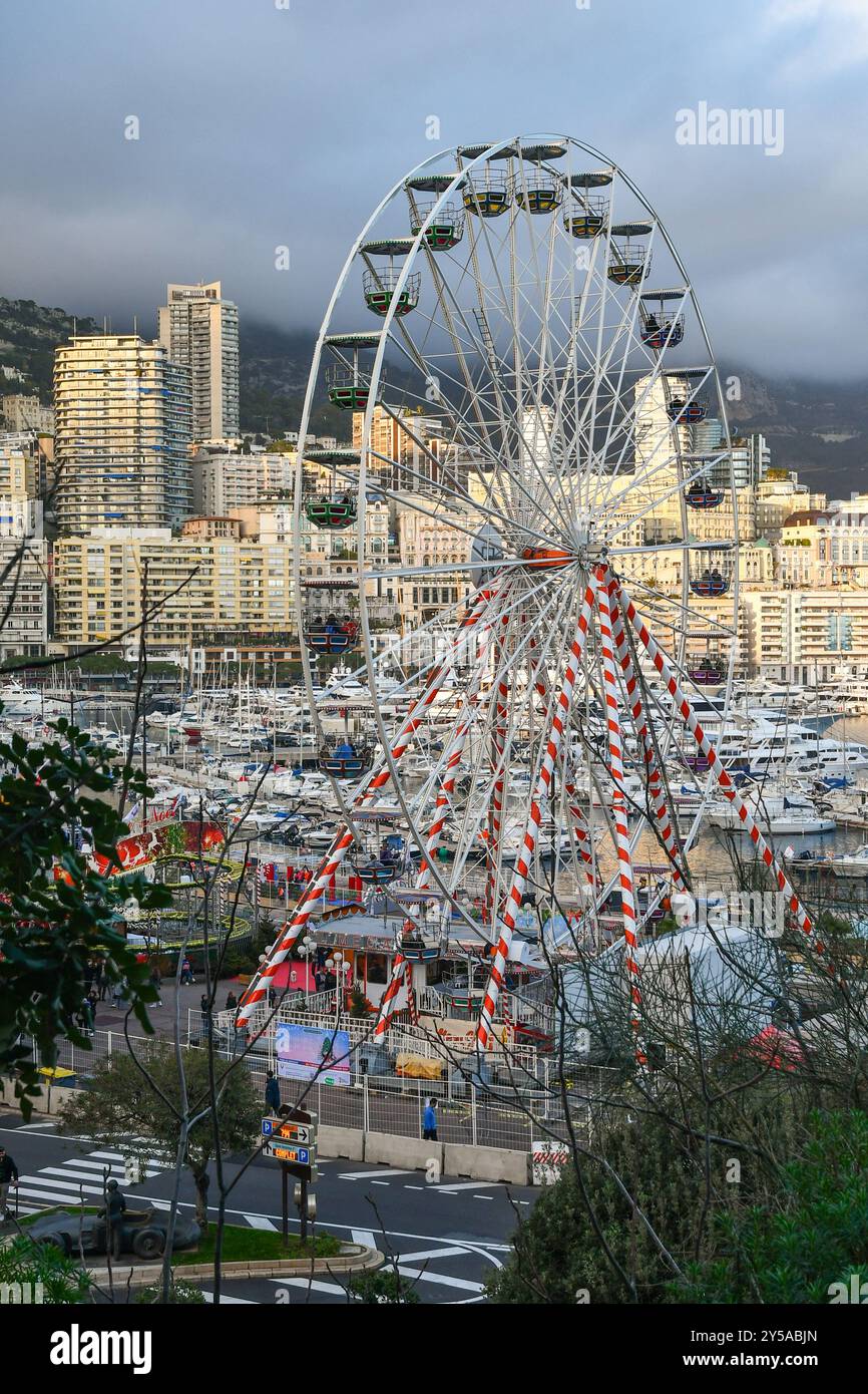 Vista sopraelevata di Port Hercule con la ruota panoramica e il mercatino di Natale durante le vacanze invernali, Monte Carlo, Principato di Monaco Foto Stock