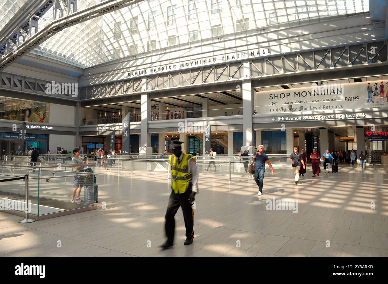 New York, Stati Uniti. 19 settembre 2024. La gente cammina attraverso la Moynihan Train Hall alla Penn Station di Manhattan, New York City. (Foto di Jimin Kim/SOPA Images/Sipa USA) credito: SIPA USA/Alamy Live News Foto Stock