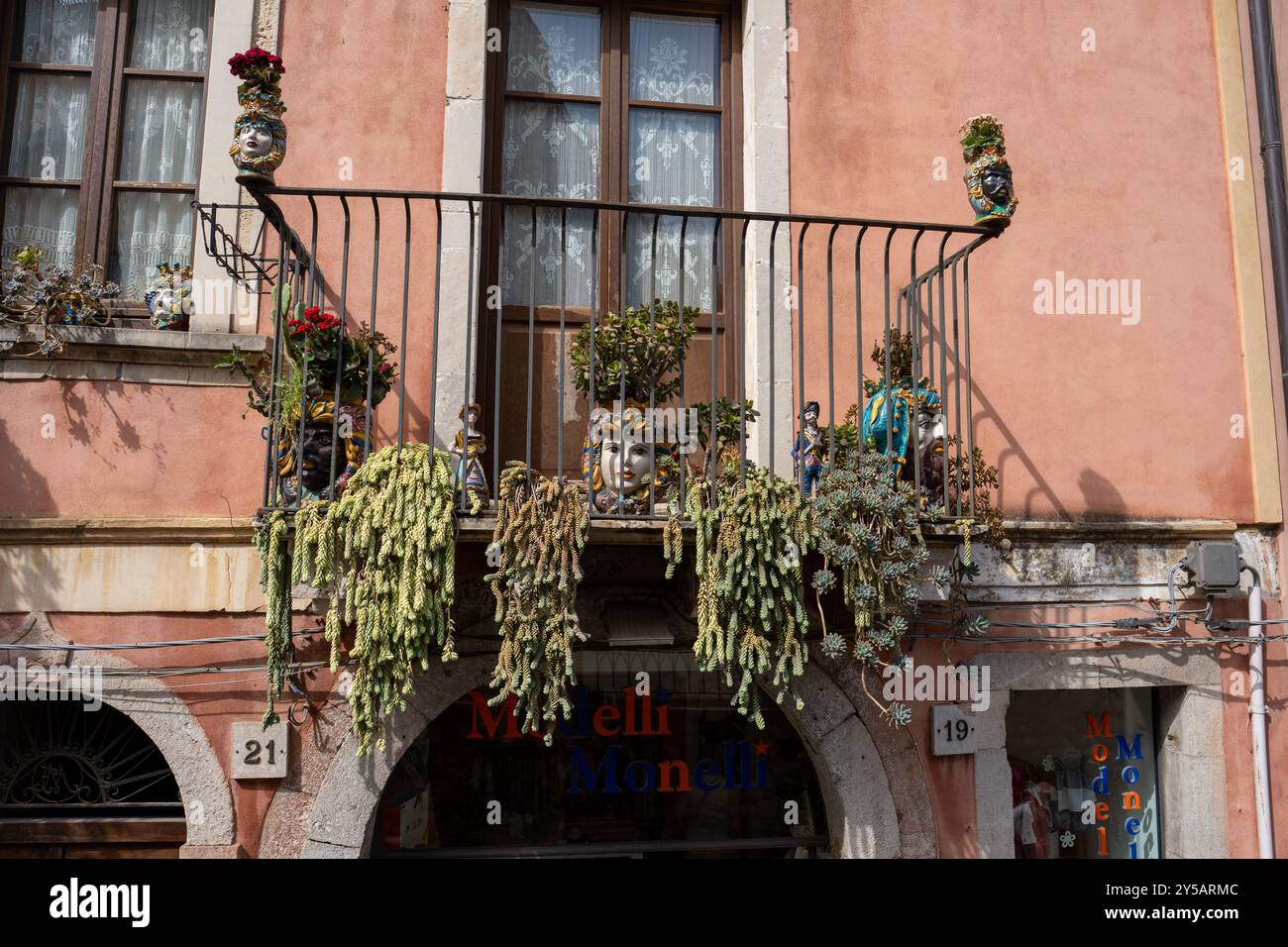 Taormina, Italia - 19 giugno 2024: Teste tradizionali moresche siciliane che decorano la casa. Foto Stock