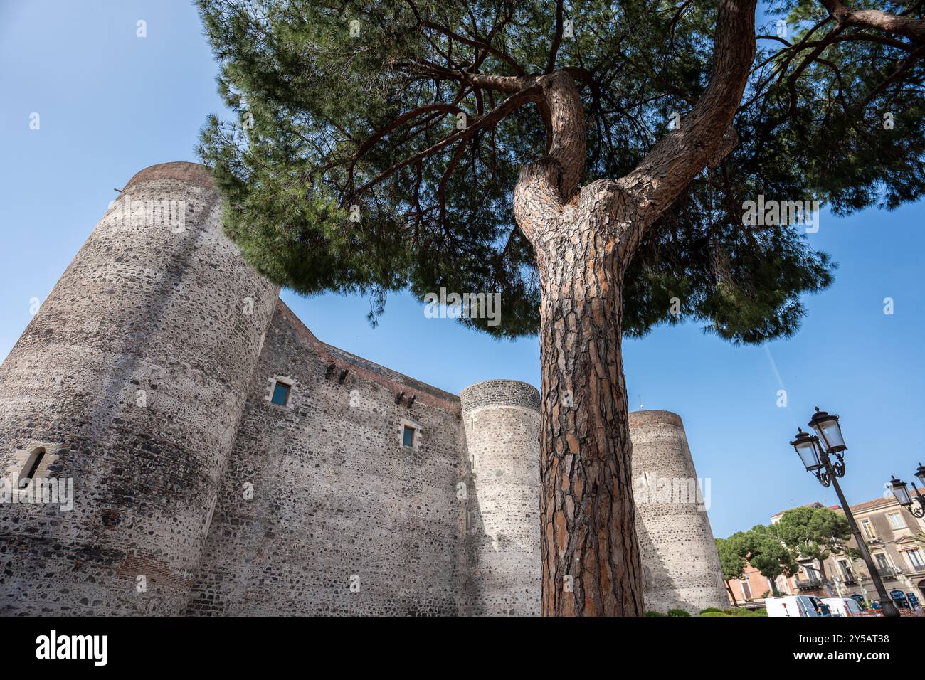 Catania, Italia - 20 maggio 2024: Castello Ursino. Vista dal basso verso l'alto. Foto Stock