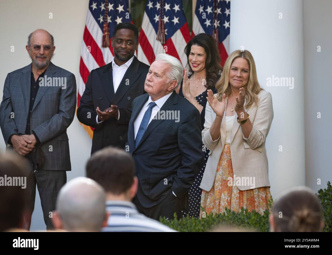 Washington, Stati Uniti. 20 settembre 2024. L'attore Martin Sheen è applaudito dai suoi colleghi membri del cast di "The West Wing" durante un evento condotto dalla First Lady Dr. Jill Biden per celebrare il 25° anniversario dello show alla Casa Bianca, a Washington, DC, il 20 settembre 2024. Il Dr. Biden sta approfittando dell'occasione per evidenziare la capacità delle arti e dello storytelling di ispirare le carriere del servizio pubblico. La serie durò sette stagioni e vinse numerosi premi, tra cui 26 Emmy. (Foto di Allison Bailey/NurPhoto) credito: NurPhoto SRL/Alamy Live News Foto Stock