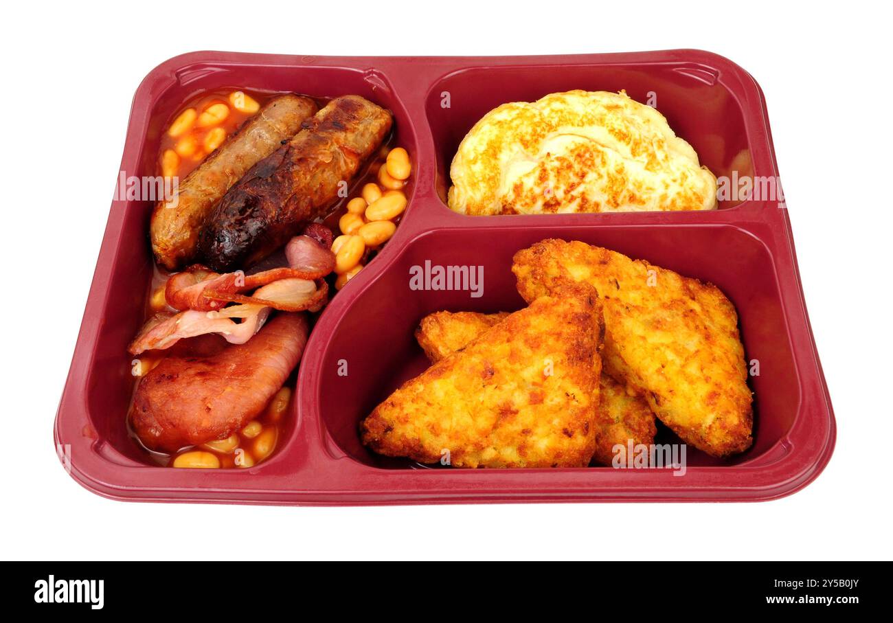 Colazione servita tutto il giorno con salsicce di maiale, pancetta, fagioli al forno in salsa di pomodoro, omelette e crocchette di patate isolate su sfondo bianco Foto Stock