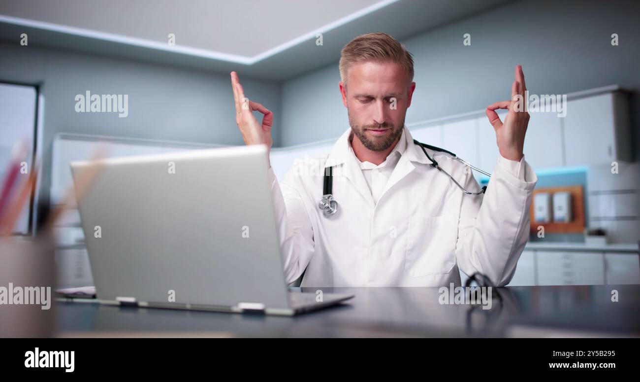 Medico medico Meditazione in ufficio. Yoga sul posto di lavoro Foto Stock